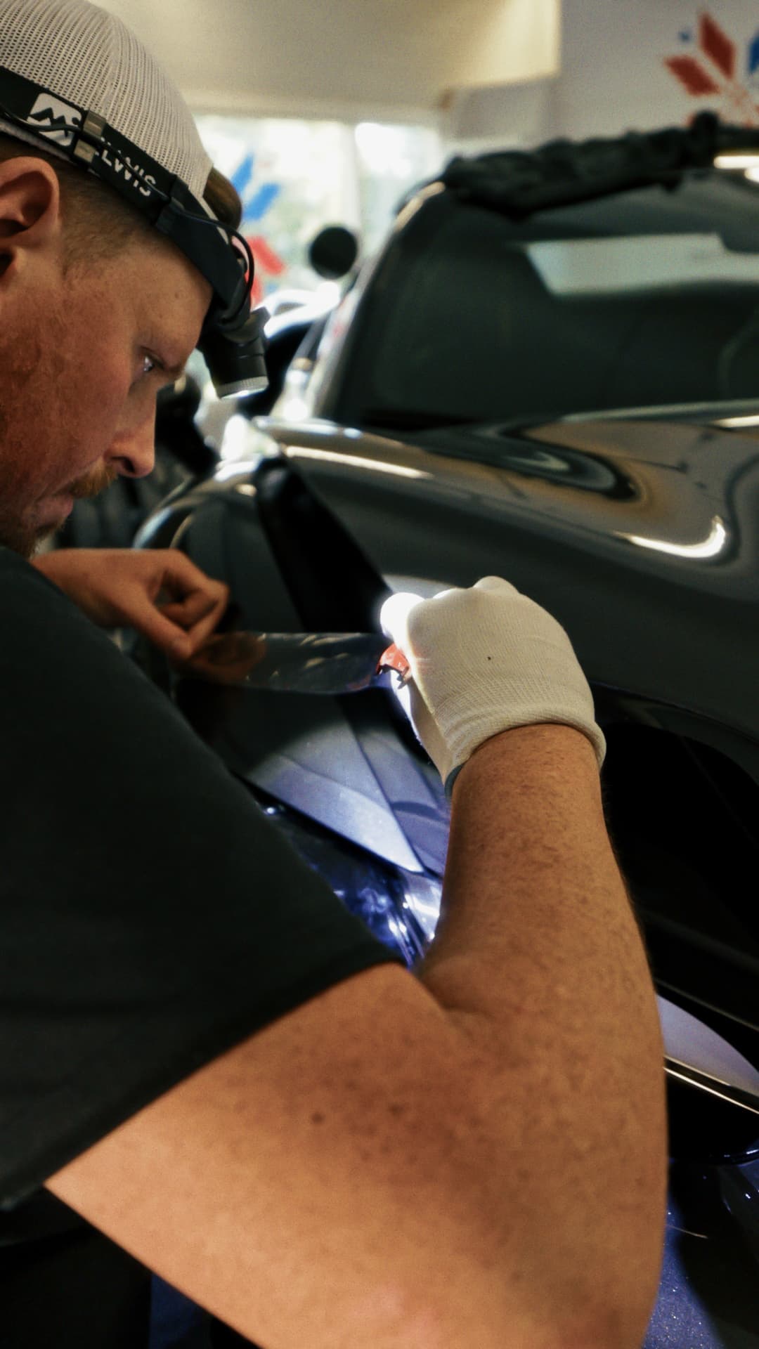 Jo Wennewold i arbeid - Profesjonell bilfoliering ved Wennevold Wraps